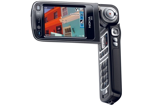 NOKIA N93. Otro ejemplo de creatividad en el diseño: un smartphone "clamshell" (con tapa) cuya pantalla podía rebatirse para convertirla en una videocámara. Y con lente Carl-Zeiss, social histórica de Nokia para sus cámaras.