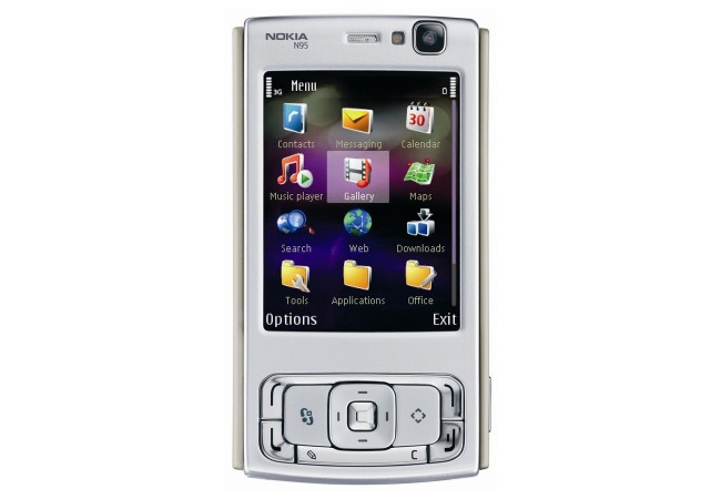 NOKIA N95. Corría 2007 y Apple lanzaba el primer iPhone. Nokia tenía este equipo, que tuvo el mérito de ser el primer celular con GPS. Tenía un teclado deslizable y cámara de 5 megapíxeles, una resolución que sigue encontrándose en algunos equipos de gama media.