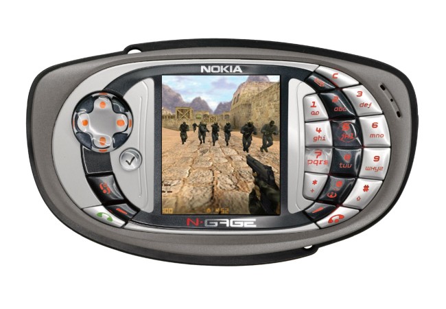 NOKIA N-GAGE. Los celulares se usaban cada vez más para jugar. Y a Nokia se le ocurrió lanzar esta especie de consola móvil con funcionalidades de teléfono celular. Y el servicio de juegos N-GAGE que era compatible con este y otros equipos de la compañía.