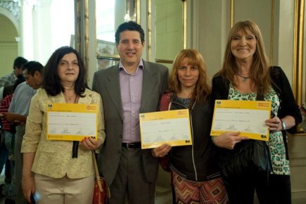 Oscar Zúccolo, junto a egresadas de Equidad.