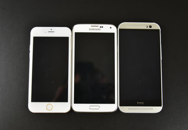 iPhone 6 (a la izquierda d e la imagen), en relación a Galaxy S5 y One M8, el más grande del trío de alta gama. 