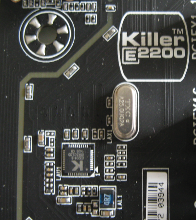El pequeño chip con la letra K es el controlador de red Atheros Killer E2201.