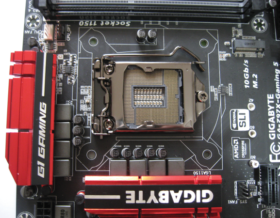 El socket LGA 1150. Arriba, a la izquierda, podemos ver los dos conectores para fans de CPU o elementos de watercooling. A la derecha, el conector de discos SSD M.2.