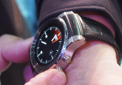 LG muestra un reloj inteligente en la conferencia de Audi #CES2015