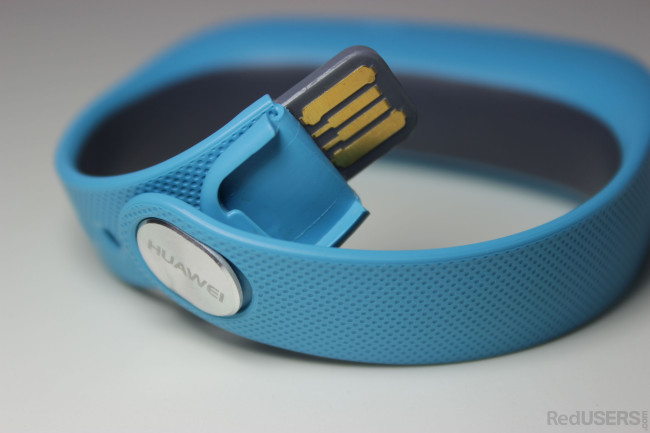 El USB oculto con el que se carga la Talkband.