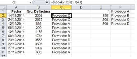 Las fórmulas de la columna [C] encuentran el proveedor correspondiente a cada número de comprobante de la columna [B] según la tabla de la derecha.