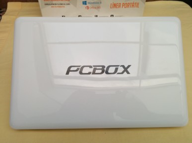 PCBOX Kant: Su tapa brilla significativamente.