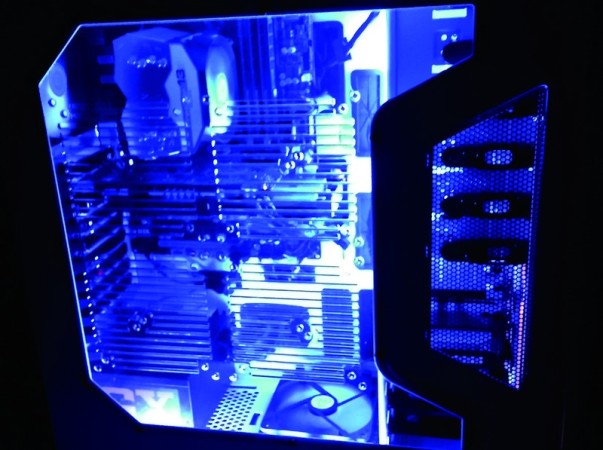 Los tubos de neón en el interior de nuestra PC pueden lograr interesantes efectos ni bien apaguemos la luz ambiente.