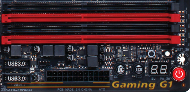 Junto a los zócalos de memoria RAM, en el extremo superior derecho, se encuentran los botones de encendido, reset, limpieza de BIOS, overclocking automático y ahorro de energía (ECO).