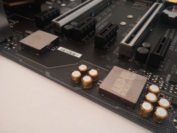 El chip de sonido Realtek y los capacitores especiales para audio.