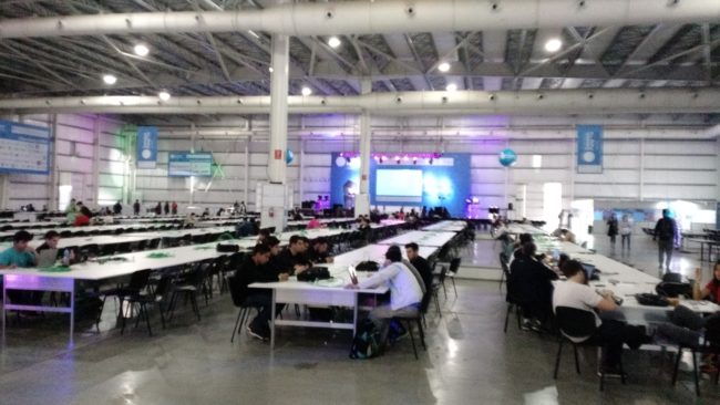 El escenario principal de Campus Party. ¿Notan algo raro? Sí, el auditorio en lugar de tener sillas, está cubierto de mesas, la idea es participar...