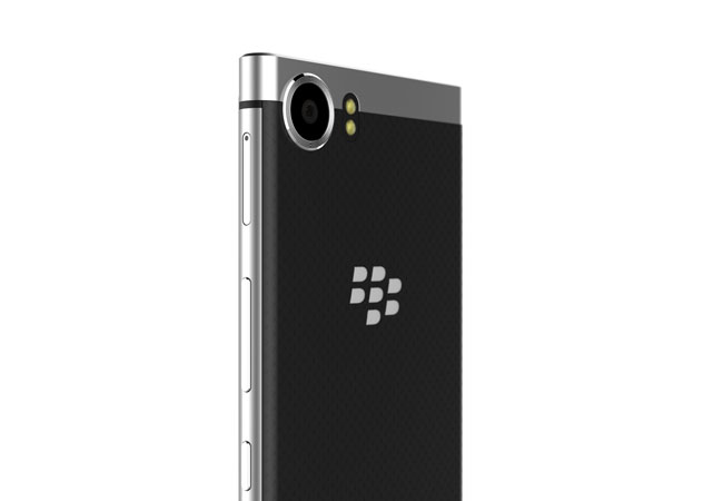 Así lucirá el nuevo smartphone premium de BlackBerry, con el logo de la canadiense destacado en la espalda del dispositivo.