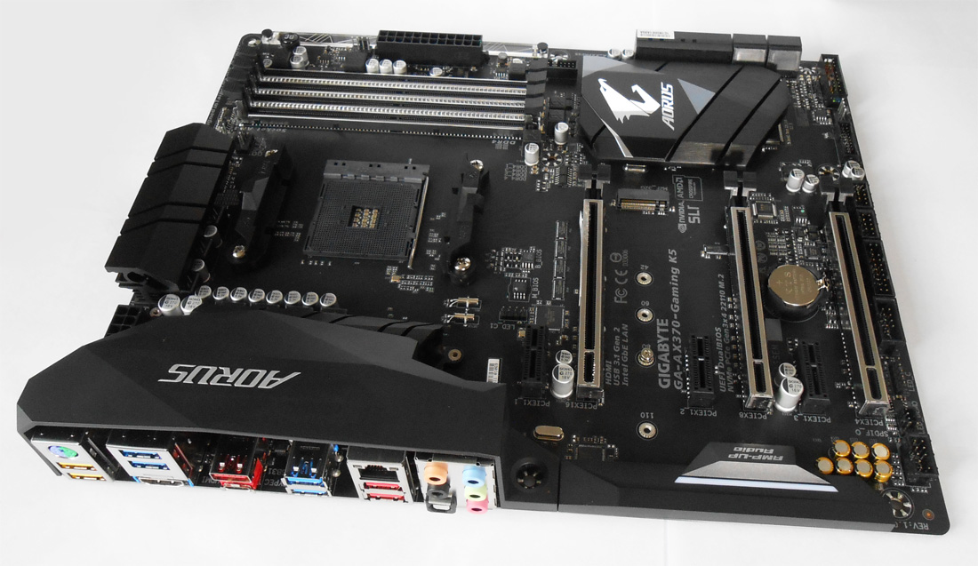 Entre los zócalos de RAM se integran luces LED, que generan un