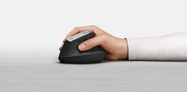 Logitech concluyó que un ángulo de 57 grados es el ideal para sostener al ratón, y que esta posición ofrece un agarre natural que ayuda a evitar esfuerzos excesivos.